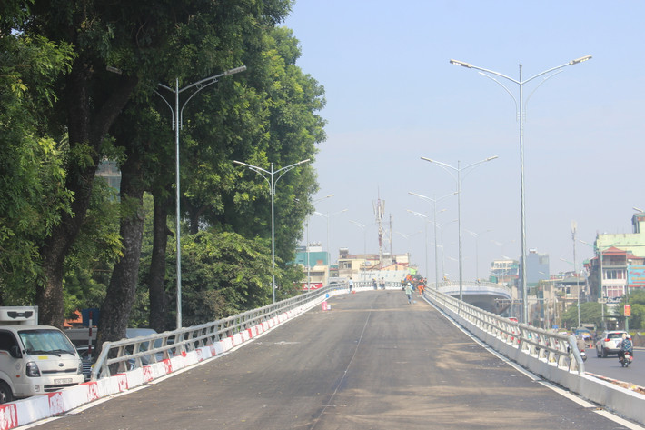 Dự án cầu vượt An Dương - Thanh Niên (Tây Hồ, Hà Nội) có tổng mức đầu tư gần 312 tỷ đồng, gồm các hạng mục chính là cầu vượt dài 271 m, rộng 10 m; xén và hạ cốt 100 m đê để mở rộng đường, phần đê kết cấu đất trước đây thay bằng bức tường bê tông cao 2 m. Dự án khởi công từ tháng 10/2017.