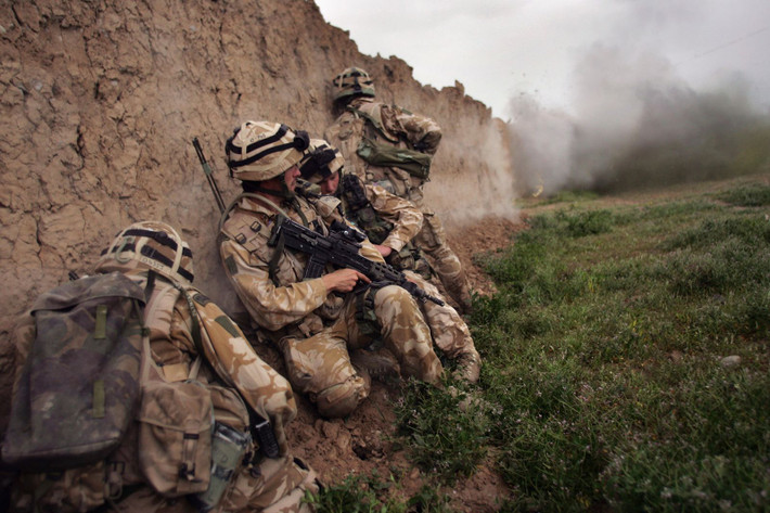 Trước khi Mỹ can thiệp quân sự vào Afghanistan vào cuối năm 2001, Taliban đã kiểm soát hầu hết lãnh thổ Afghanistan, sở hữu hàng trăm xe bọc thép và thậm chí có một lực lượng không quân, được trang bị máy bay chiến đấu phản lực và máy bay vận tải; nhiều trong số đó được điều khiển bởi các phi công bị bắt.
