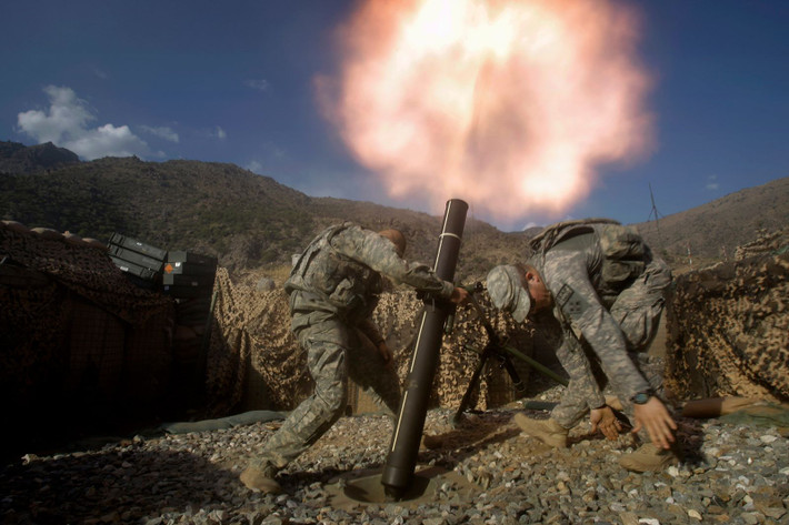 Nhưng sau vụ tấn công 11/9, vũ khí hạng nặng của Taliban đã bị quân đội Mỹ phá hủy. Mặc dù các lực lượng Mỹ và Afghanistan đã tiến hành các cuộc không kích chống lại Taliban trong 20 năm, nhưng Taliban vẫn quay trở lại vùng núi để tiếp tục chiến đấu.