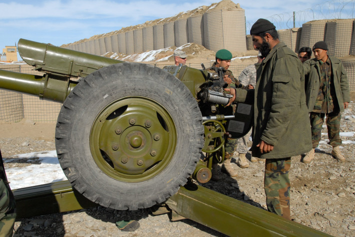 Về pháo binh, ngoài 13 súng cối, Taliban còn thu giữ 17 pháo xe kéo 122mm D-30, tương đương sức mạnh của một tiểu đoàn pháo binh. Mặc dù lựu pháo này không phải là vũ khí công nghệ cao, nhưng chúng vẫn có thể được sử dụng để tấn công các mục tiêu cách xa đến 15 km, và là vũ khí quan trọng trong tiến công các mục tiêu trong đô thị.