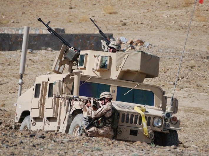 Theo báo cáo, trong năm 2018, Lực lượng vũ trang Afghanistan đã được trang bị 26.000 xe quân sự, trong đó có 13.000 chiếc Hummer với nhiều kiểu dáng khác nhau. Đến năm 2021, tổng cộng 25.000 chiếc Hummer đã được bàn giao cho Afghanistan. Trong các cuộc giao tranh, chính phủ Afghanistan thường mất 100 chiếc Humvee mỗi tuần.