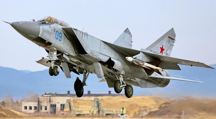 Máy bay MiG-25 lần đầu tiên thể hiện khả năng của mình vào năm 1971, khi được triển khai đến một cơ sở nhỏ của Liên Xô ở miền bắc Ai Cập. Những chiếc MiG-25 thường bay qua bán đảo Sinai do Israel kiểm soát và vượt mặt hệ thống phòng không của nước này để tiến hành thu thập thông tin tình báo có giá trị.