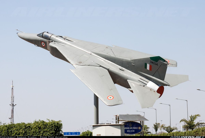 Nhiệm vụ trinh sát bằng MiG-25 diễn ra suôn sẻ trong một thời gian dài cho đến khi xảy ra một sự cố vào năm 1997, phi công điều khiển chiếc MiG-25 được sử dụng để thu thập thông tin tình báo về các hoạt động hạt nhân của Pakistan, đã tăng tốc máy bay và phá vỡ rào cản âm thanh trên bầu trời thủ đô Pakistan.