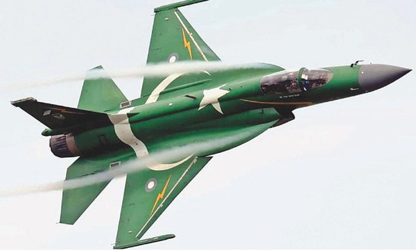 Về phần mình, Pakistan đã cải thiện rõ rệt khả năng phòng không của mình kể từ những năm 1990 với việc trang bị máy bay chiến đấu JF-17 được trang bị tên lửa không đối không tầm xa dẫn đường bằng radar chủ động PL-12, cũng như nâng cấp các máy bay F-16 của mình bằng tên lửa AIM-120C có khả năng tương tự như PL-12.