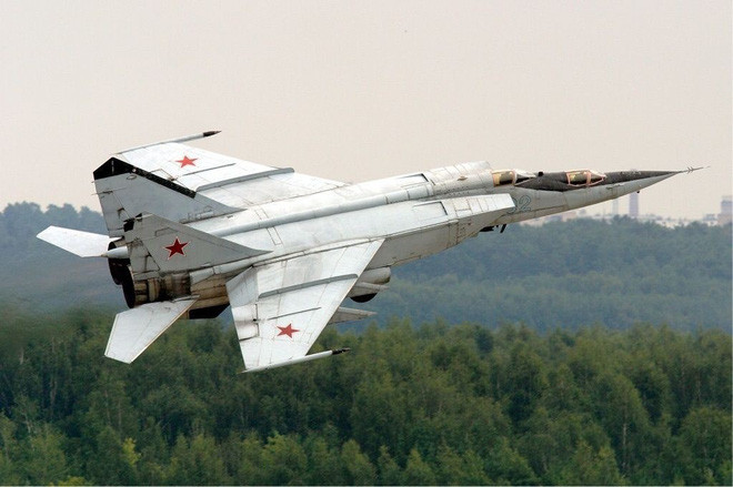 MiG-25 được thiết kế để thực hiện nhiều nhiệm vụ như một máy bay chiến đấu đa năng, khung máy bay được chế tạo cho các cuộc không chiến tầm xa và có khả năng ném bom, đồng thời có thể chế áp hệ thống phòng không của đối phương.