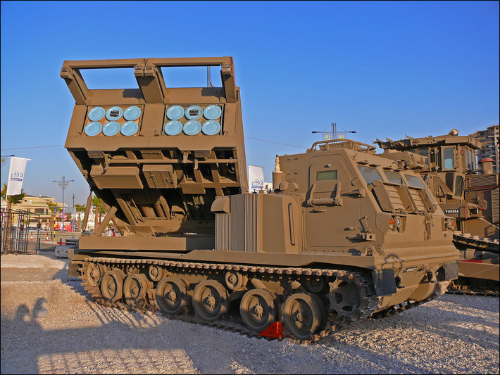 M270 sử dụng khung gầm của xe chiến đấu bộ binh M2 Bradley, có khả năng cơ động cao; thời gian chuyển thế từ hành quân, sang chiến đấu chỉ dưới 5 phút, rất phù hợp với chiến thuật pháo binh hiện đại “bắn và chạy”, để tránh đòn phản pháo của đối phương.
