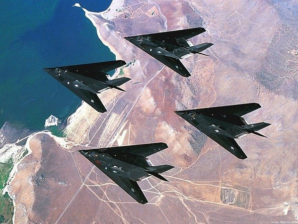 Những chiếc "Chim ưng đen" nhỏ bé, phải bay qua hệ thống phòng thủ radar của Iraq và nó đã đúng giờ được hẹn, để đến bầu trời thủ đô Baghdad, khi cuộc không chiến bắt đầu lúc 3 giờ sáng và ném bom vào các mục tiêu; trong khi lực lượng phòng không Iraq không biết bom nổ từ đâu.