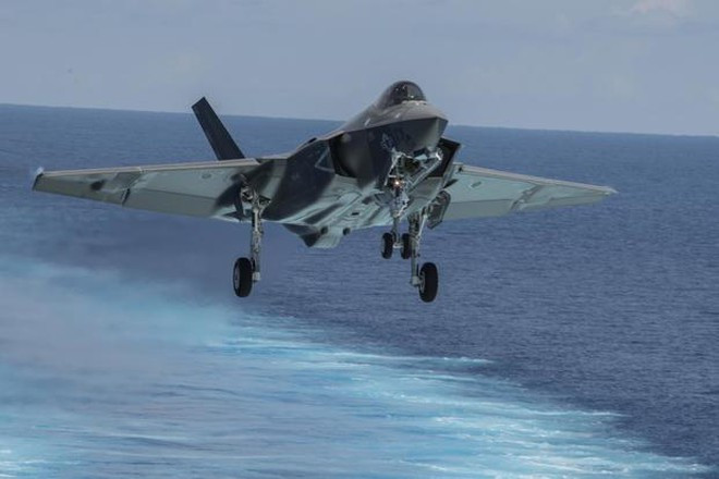 Hãy quan sát chiếc F-35C của Hải quân Mỹ, diện tích cánh của chiếc máy bay này lớn hơn gần một nửa, so với chiếc F-35A của Không quân. Đôi cánh khổng lồ này, có thể giúp F-35C cất cánh an toàn từ siêu hàng không mẫu hạm Mỹ, bằng máy phóng.