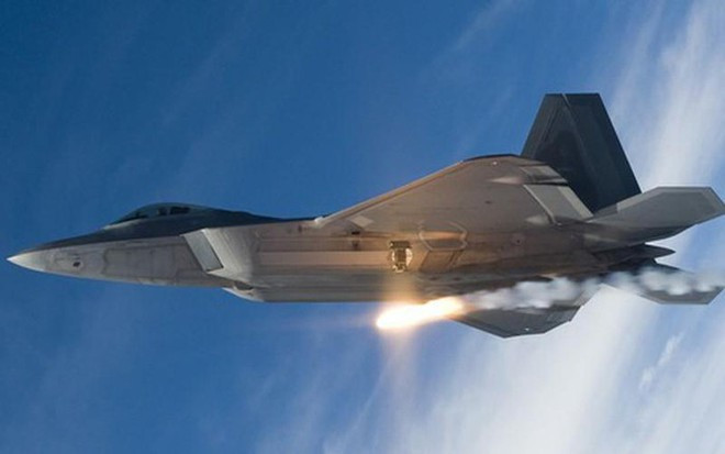 Lockheed Martin đã thiết kế tiêm kích tàng hình F-22 Raptor bay ở độ cao trên 15.000 mét mà không rõ lý do; trên thực tế, độ cao bay tối đa của máy bay có thể lên tới 18.000 mét.