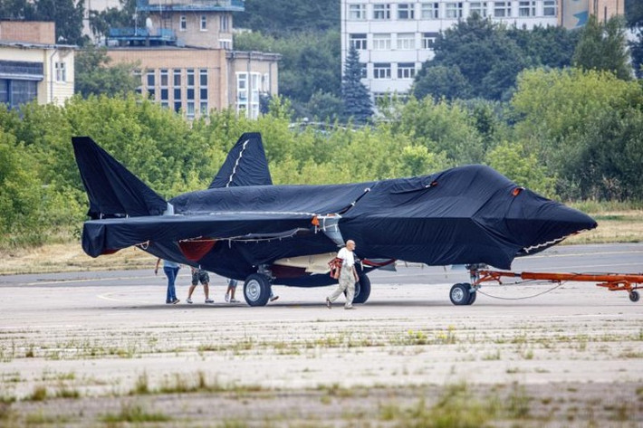 Điều thú vị là cả hai gã khổng lồ MiG và Sukhoi đều đề xuất máy bay chiến đấu tàng hình hạng nhẹ. Vào mùa xuân năm nay, Sukhoi thông báo rằng, họ cũng đang phát triển một máy bay chiến đấu tàng hình một động cơ, với tốc độ siêu thanh.