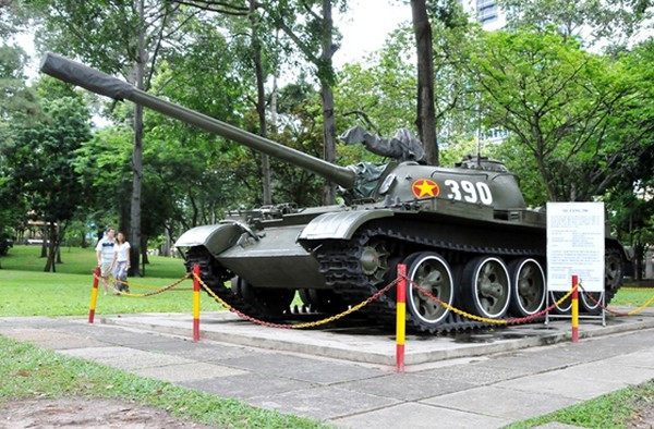 Tiếp theo là xe tăng T-59 số hiệu 390, thuộc Đại đội xe tăng 4, Tiểu đoàn 1, Lữ đoàn xe tăng 203. Lúc 10 giờ 45 phút ngày 30/4/1975, xe tăng đã húc đổ cổng chính Dinh Độc Lập, góp phần làm nên chiến thắng trong Chiến dịch Hồ Chí Minh.