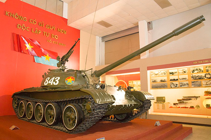 Thứ năm là xe tăng chủ lực T-54B số hiệu 843, thuộc Đại đội 4, Tiểu đoàn 1, Lữ đoàn Tăng thiết giáp 203, Quân đoàn 2 trong Chiến dịch Hồ Chí Minh. Ngày 30/4/1975, xe tăng số 843 là chiếc xe tăng đầu tiên đánh chiếm dinh Độc Lập, góp phần giải phóng hoàn toàn miền Nam thống nhất đất nước. Tháng 10/2012, xe tăng số hiệu 843 được Thủ tướng Chính phủ công nhận là Bảo vật quốc gia.