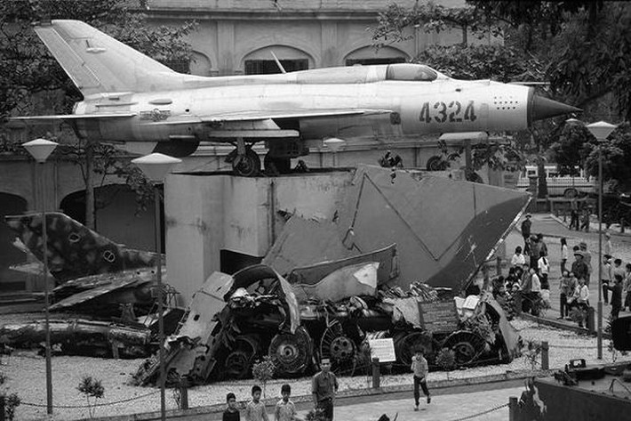 Đầu tiên là máy bay tiêm kích MiG-21 mang số hiệu 4324, thuộc biên chế của Trung đoàn 921, Sư đoàn không quân 371. Trong thời gian hoạt động từ năm 1965 đến năm 1967, với 69 lần cất cánh, chiếc máy bay huyền thoại đã bắn rơi 14 máy bay Mỹ các loại.