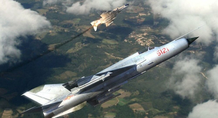 Bảo vật thứ hai là máy bay MiG-21 số hiệu 5121, của Trung đoàn 921 (Trung đoàn Không quân Sao Đỏ), Sư đoàn 371. Trong quá trình tham gia chiến đấu, các phi công máy bay này đã bắn rơi 5 máy bay Mỹ, trong đó có 1 chiếc pháo đài bay B-52.