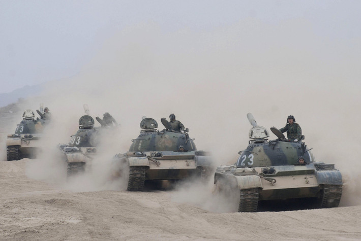 Loại xe tăng chiếm số lượng nhiều nhất là xe tăng Type 59, đây là phiên bản sao chép T-54 của Liên Xô; được Trung Quốc sản xuất từ năm 1958 đến năm 1978. Type 59 sử dụng pháo nòng xoắn 100 mm hoặc 105 mm và giáp thép. Type 59 chiếm khoảng 2.900 trong tổng số 6.900 xe tăng đang hoạt động của Trung Quốc.