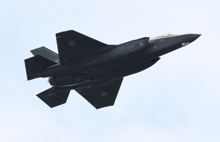 Điều khiến cho các nhà khai thác F-35 lo ngại, đó chính là chi phí bảo dưỡng và sử dụng cho toàn bộ vòng đời của F-35 rất lớn. Nhưng trước sự đe dọa của các hệ thống phòng không mới hiện đại như S-400, nên trong nhiều cuộc đấu thầu, F-35 luôn chiếm ưu thế.