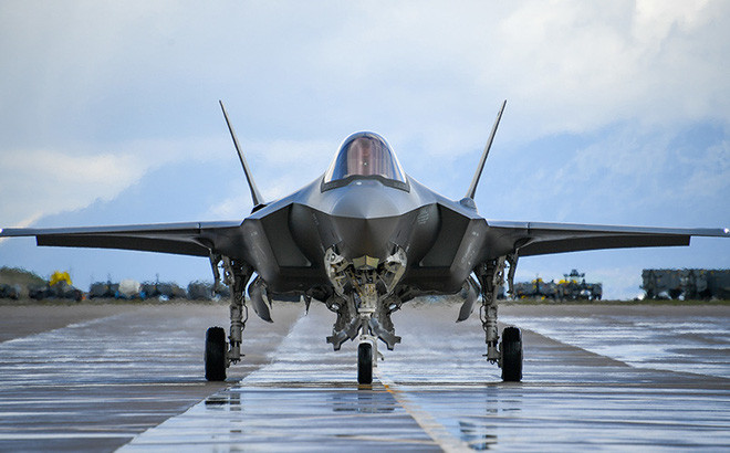 Ngược lại, F-35 hiện vẫn chưa hoàn thiện khả năng chiến đấu và vẫn còn lâu mới sẵn sàng cho các cuộc giao tranh, thậm chí ở cường độ trung bình. Nhưng Thụy Sĩ không có khả năng tham gia vào bất kỳ cuộc xung đột nào trong tương lai gần, đây không phải là vấn đề lớn.
