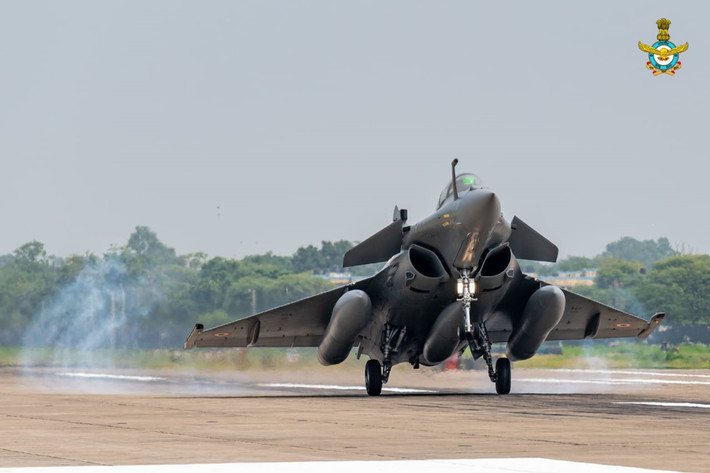 Chiến đấu cơ Rafale lần đầu tiên bay thử vào năm 1986, và thậm chí nó còn kém xa so với các thiết kế mới nhất của Mỹ và Liên Xô khi đó; thực tế, Rafale đã là một thiết kế tương đối cũ, với sức chứa hạn chế, để có thể tiến hành các nâng cấp sâu.
