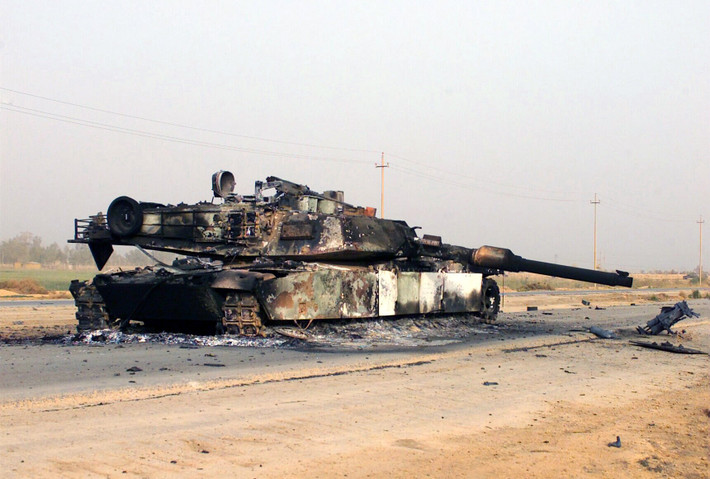 Dấu hiệu rõ ràng nhất là cuộc chiến thứ hai ở Iraq, kéo dài gần 8 năm - từ tháng 3/2003 đến tháng 12/2011. Nếu trong Chiến dịch Bão táp sa mạc năm 1991, Mỹ và đồng minh đã “đánh quỵ” hoàn toàn quân chính quy Iraq. Nhưng sau khi lật đổ chính phủ của Saddam Hussein năm 2003, Quân đội Mỹ đã bị cuốn vào một cuộc chiến du kích tiêu hao.