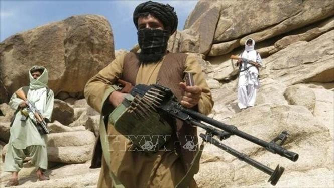 Trong các cuộc tiến công, Taliban đã nhiều lần sử dụng UAV như máy bay ném bom mini, để tấn công các căn cứ Quân đội Chính phủ. Đây là một chiến thuật khá đơn giản, khi UAV thả bom tự chế, binh lính và cảnh sát chạy trốn đến nơi ẩn nấp, và ngay lúc đó các chiến binh bắt đầu một cuộc tấn công liều chết vào công sự.