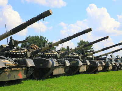 Ngoài ra Hạm đội còn có Lữ đoàn Cảnh sát biển 126, hiện được trang bị xe tăng T-72B3, đóng tại Perevalnoye; Trung đoàn pháo binh số 8, được trang bị pháo tự hành 152 mm Msta-B, tên lửa phóng loạt MLRS Tornado-G và tên lửa chống tăng ATGM Chisy-S, đóng tại khu vực Simferopol.