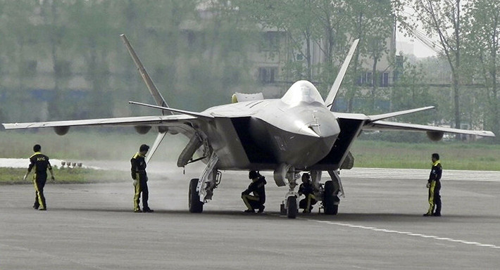 J-20 được phát triển bởi Tập đoàn Hàng không Vũ trụ Thành Đô của Trung Quốc. Đây là loại tiêm kích tàng hình một chỗ ngồi, hoạt động trong mọi thời tiết, với khả năng tấn công chính xác.