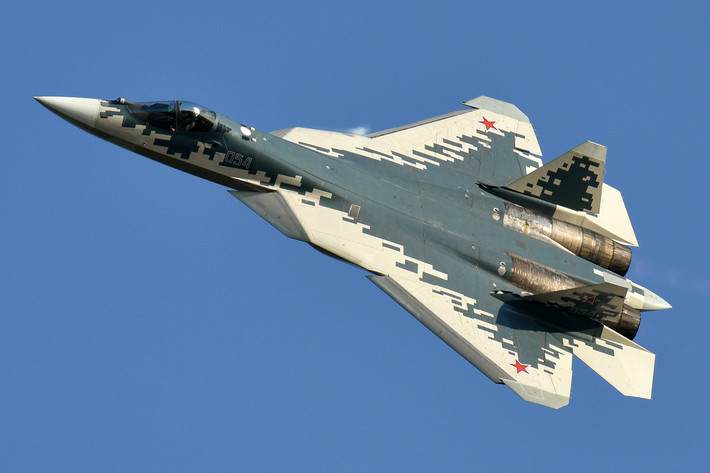 Còn Su-57 là máy bay chiến đấu đa năng thế hệ thứ 5 do công ty hàng không Sukhoi của Nga phát triển. Theo Hãng thông tấn Nga TASS, công nghệ tàng hình và việc sử dụng vật liệu composite, cho phép Su-57 có tốc độ bay siêu âm và khả năng cơ động rất cao.