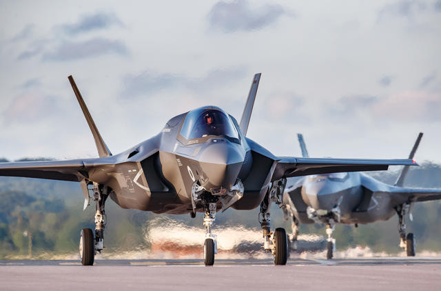 Máy bay chiến đấu tàng hình có ba biến thể đó là F-35A là biến thể cất và hạ cánh thông thường (CTOL); F-35B dành cho cất cánh ngắn và hạ cánh thẳng đứng (STOVL) và biến thể trên tàu sân bay (CV) F-35C.