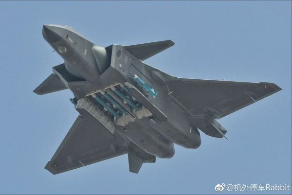 Tiêm kích J-20 được trang bị radar mảng pha quét điện tử chủ động (AESA), máy bay vẫn được trang bị một khẩu pháo hàng không bên trong và nó có thể mang tên lửa không đối không tầm xa PL-12C/D và PL-21 (AAM).