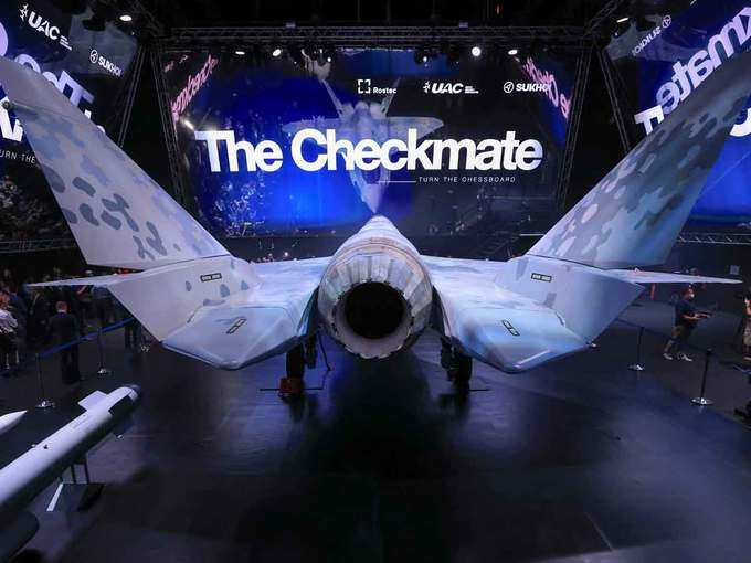 Và sự ra đời của máy bay chiến đấu Checkmate ban đầu được suy đoán là nhằm để thay thế dòng máy bay chiến đấu hạng trung MiG-29 của Nga, đóng vai trò chủ yếu dành cho các thị trường xuất khẩu. Máy bay mới được cho là sẽ có các biến thể không người lái, một chỗ ngồi và hai chỗ ngồi, đồng thời sẽ sẵn sàng xuất khẩu vào năm 2026.