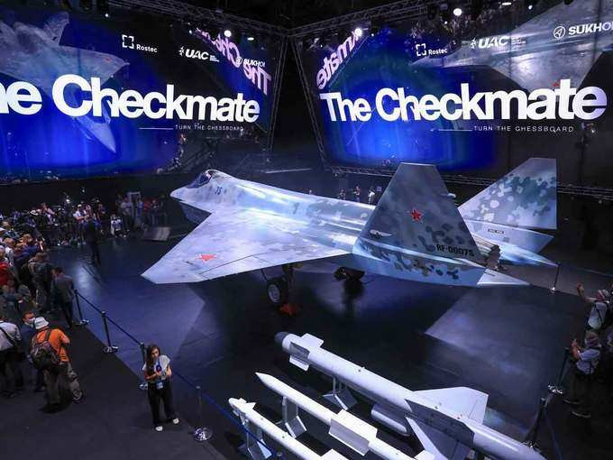 Khoang vũ khí chính của Checkmate bên trong thân dưới của máy bay được thiết kế để chứa ba tên lửa không đối không R-37M tầm xa, hiện có tầm bắn xa nhất trên thế giới. Ngoài ra còn có một khoang vũ khí phụ nằm ở phía trước thiết bị hạ cánh có kích thước nhỏ hơn để chưa các tên lửa R-73 tầm ngắn.