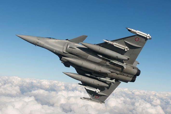 Rafale có tầm bay tương đối xa đối với một máy bay chiến đấu hạng trung, nhưng nó vẫn thấp hơn nhiều so với các máy bay hạng nặng như Su-30 hoặc F-15. Đây là một bất lợi lớn, nếu xét trên diện tích lãnh thổ rộng lớn của Algeria.