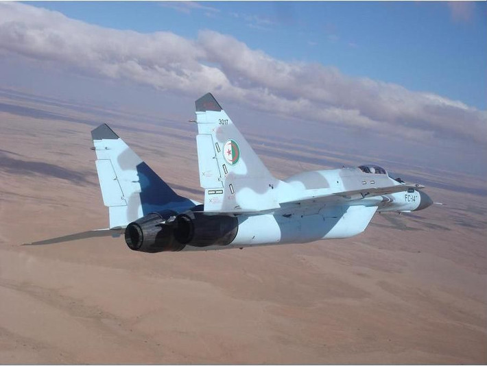 Algeria là quốc gia lớn nhất ở Bắc Phi, diện tích lãnh thổ mà lực lượng không quân Algeria cần tuần tra, tương đương với diện tích của Pháp, Đức, Tây Ban Nha, Ý, Bỉ, Thụy Sĩ và Hy Lạp cộng lại.