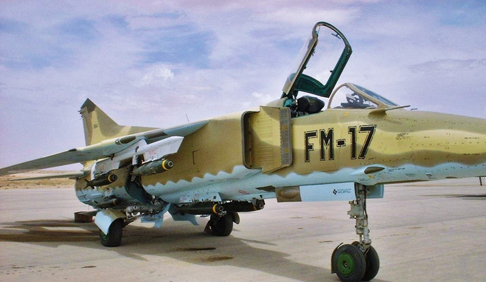 Một nỗ lực thất bại đáng chú ý, nhưng ít được biết đến khác của Rafale là vào những năm 2000, Pháp đề nghị bán cho Không quân Algeria, lúc này đang cho loại biên những chiếc chiến đấu cơ MiG-23 vì đã gần hết niên hạn sử dụng và Algeria đang cân nhắc các phương án thay thế.