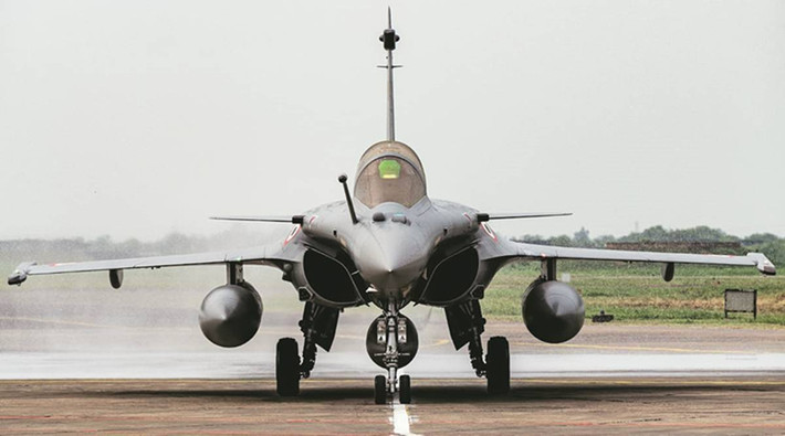 Trong khi hầu hết các hợp đồng Rafale đều bị ngáng chân bởi các máy bay hạng nhẹ hoặc hạng trung khác như F-16, Algeria đã từ chối loại máy bay chiến đấu này, để chuyển sang loại máy bay hạng nặng và cao cấp hơn nhiều, giống như Hàn Quốc và Singapore đã làm.