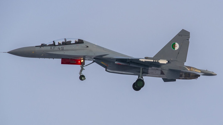 Biến thể Su-30 mà Algeria mua, dựa trên phiên bản Su-30MKI được phát triển cho Ấn Độ và là loại máy bay chiến đấu có tính năng tốt nhất của Nga, được bán trên thị trường xuất khẩu vào thời điểm đó và được coi là có khả năng hơn cả F-15.