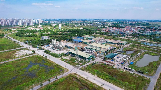 Nguyên nhân của việc dừng cung cấp nguồn nước ngầm là từ đầu tháng 10, cư dân khu đô thị Thanh Hà phản ánh nước sinh hoạt của họ có màu sắc khác thường, mùi clo rất đậm và nồng. Nhiều trường hợp trẻ nhỏ sau khi sử dụng phải đến các cơ sở y tế điều trị mẩn ngứa, bong tróc da.