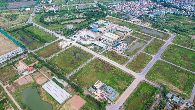 Theo ghi nhận của PV, quanh khu vực trạm cấp nước này có một trạm bê-tông, một sân golf và nghĩa trang với hàng trăm ngôi mộ.