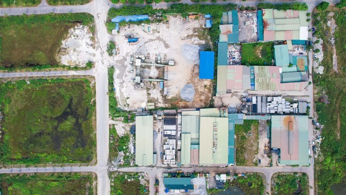 Từ vị trí trạm cấp nước tới khu vực trạm bê-tông khoảng 200 m và tới khu vực nghĩa trang là 500 m.