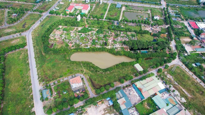 Khu vực nghĩa trang chỉ cách trạm cấp nước hơn 500 m. Cạnh đó là một hồ nước khá rộng.