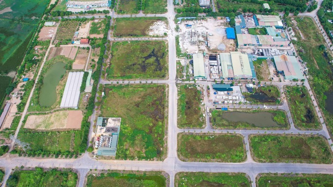 Theo nội dung trong văn bản gửi cư dân khu đô thị Thanh Hà ngày 14/10, Công ty cổ phần nước sạch Thanh Hà cho biết đơn vị đã dừng khai thác nguồn nước ngầm tại trạm cấp nước này. Điều này dẫn đến tình trạng thiếu nước những ngày qua của hàng ngàn người.