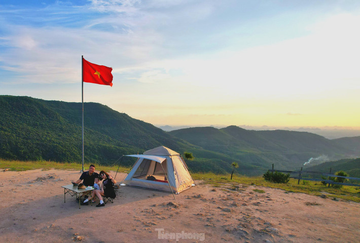 Có thể nói thời điểm nào trong năm ở đồi Phượng Hoàng thiên nhiên cũng mang đến vẻ đẹp ấn tượng, những bức tranh với màu sắc khác nhau và cả những trải nghiệm đầy thú vị.