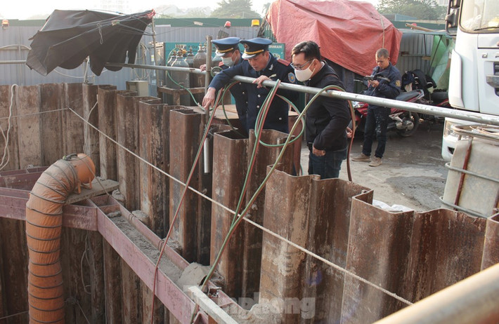 Đi vào bên trong các công trường này, TTGT Hà Nội thấy rằng, công trường không thi công, máy móc nằm yên.