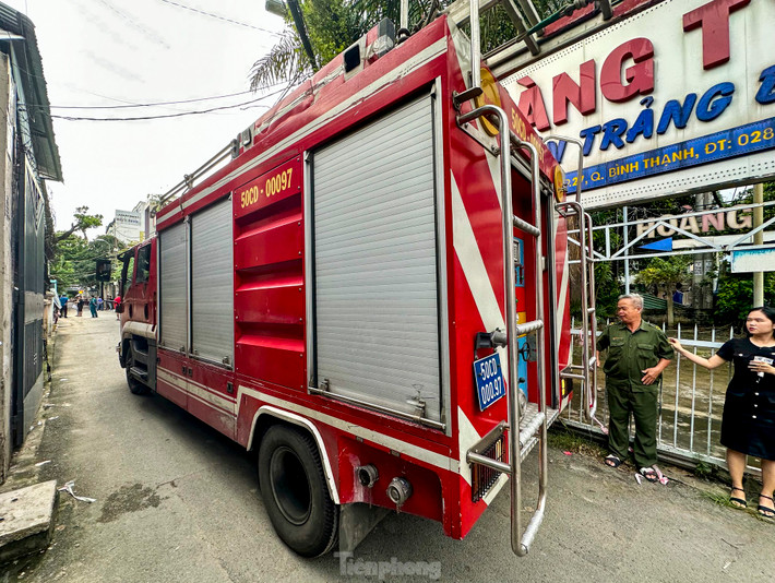 Căn nhà nằm trong khu dân cư đông đúc, xung quanh có trụ sở công ty, khách sạn, nhà hàng, cách bờ sông khoảng 400 m.