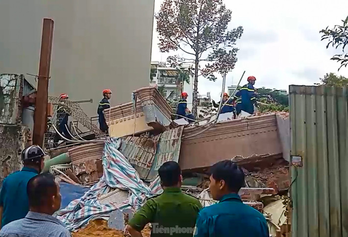 Thời điểm xảy ra vụ việc, căn nhà có 9 người, trong đó 2 người đã ở bên ngoài. Bên trong còn 7 người. 5 người đã được lực lượng chức năng quận Bình Thạnh giải cứu.