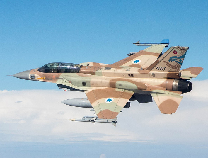 Với F-16, Israel giành được thắng lợi đầu tiên trên dòng máy bay này vào ngày 28/4/1981 trên không phận thung lũng Bekaa (Lebanon) bắn rơi một trực thăng Mi-8 Syria. Trong cuộc chiến Lebanon 1982, F-16 Syria lập 44 chiến công trên không. Nguồn ảnh: Wikipedia