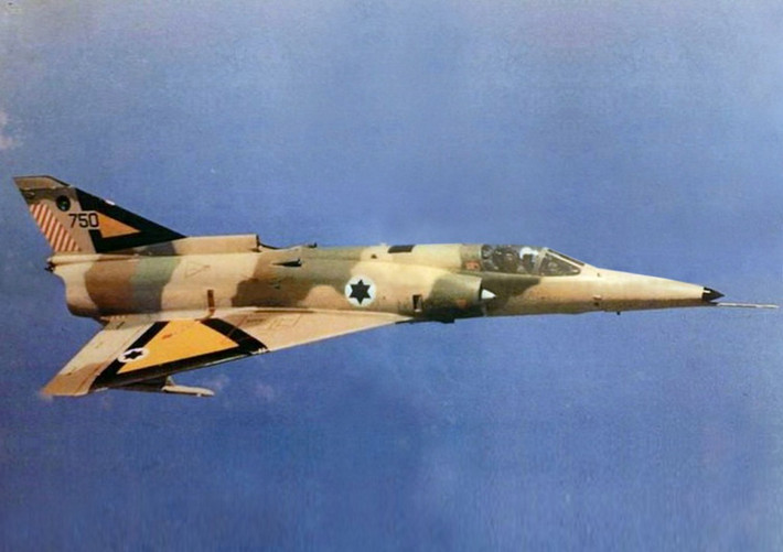 IAI Kfir được chế tạo trên cơ sở tham khảo mẫu Mirage 5 của Pháp thì thành công hơn một chút. Nó giành được thắng lợi đầu tiên và cũng là duy nhất vào ngày 27/6/1979 khi bắn rơi một MiG-21 của Syria. Giai đoạn sau đó, nó chủ yếu phục vụ vai trò tấn công mặt đất, "nhường" bầu trời cho F-15 và F-16 hiện đại hơn. Nguồn ảnh: Fighter Jets in Action