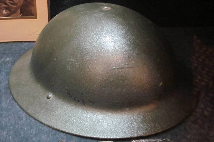 Mũ bảo hiểm Brodie được cấp bằng sáng chế tại Anh vào năm 1915. Nó được gọi là Mark I tại Anh và M1917 tại Mỹ. Loại mũ này được chế tạo bằng thép khá dày và có thể chịu được cú đập mạnh mà không bị móp. Ảnh: Warspot.