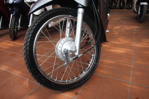 Bánh xe trước trang bị phuộc ống lồng, giảm chấn thủy lực, trong khi bánh sau là lò xo trụ, giảm trấn thủy lực, khoảng sáng gầm xe lên tới 135 mm, giúp xe vượt qua được các cung đường với nhiều ổ gà.