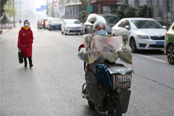 Bai Yu, 29 tuổi, một giảng viên đại học ở Vũ Hán chia sẻ cô mới đi ra khỏi nhà hai lần để mua các nhu yếu phẩm ở cửa hàng gần nhà kể thì khi có lệnh đóng cửa thành phố. Phần lớn thời gian còn lại trong ngày cô dành cho chồng.